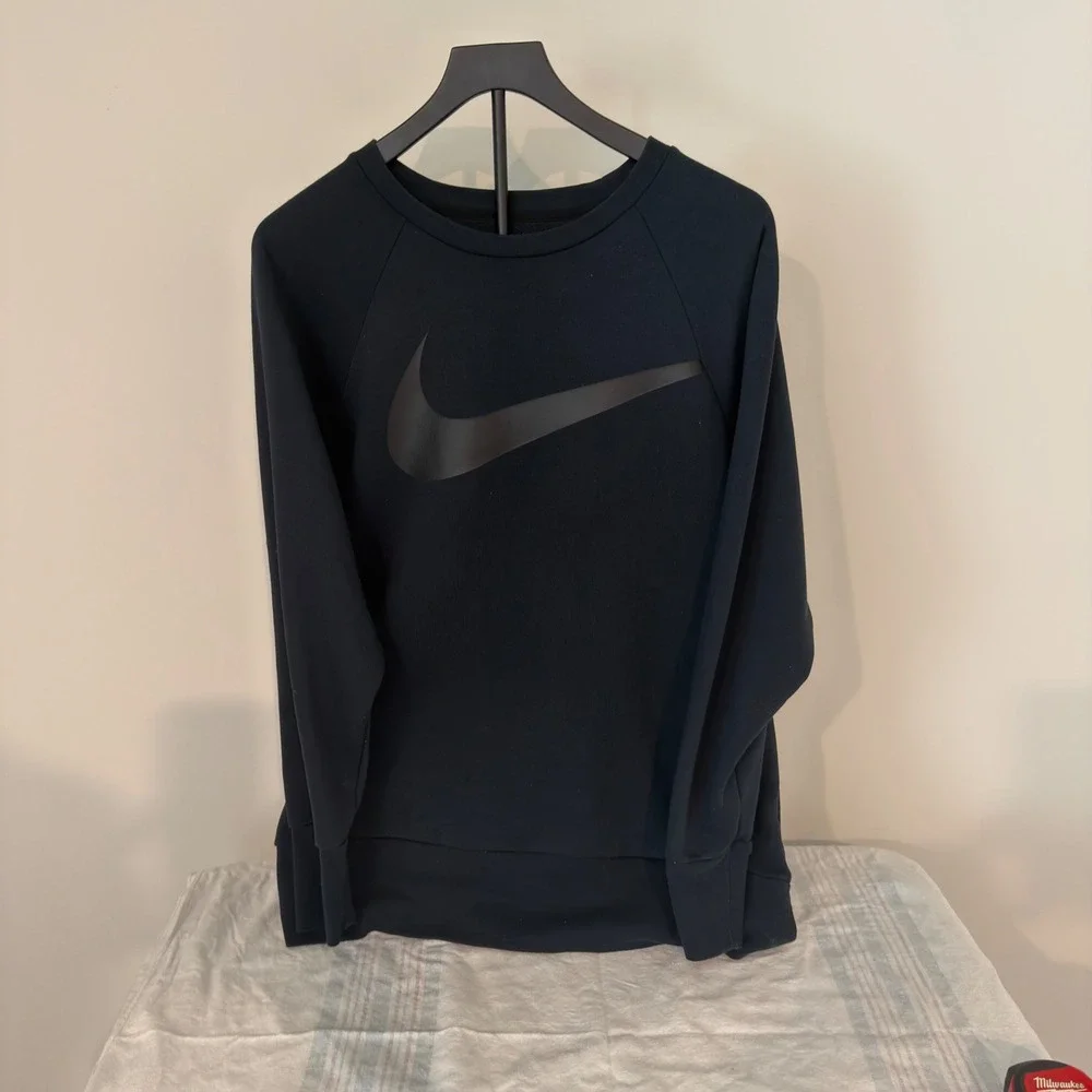 Nike Mens Black Crewneck Sweatshirt Big Swoosh Logo Raglan Pullover